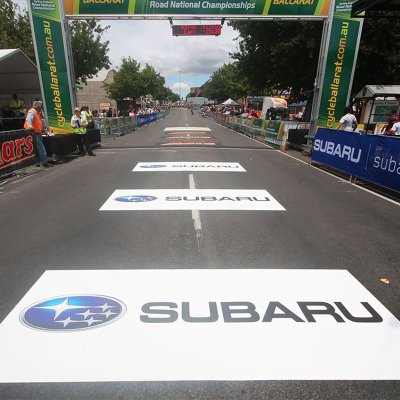 Asphalt - decoration de sols en exterieur - adhesif - film adhesif multicouche - signaletique sur des sols exterieurs - Encres UV - Encre Latex - lamination liquide- Antalis